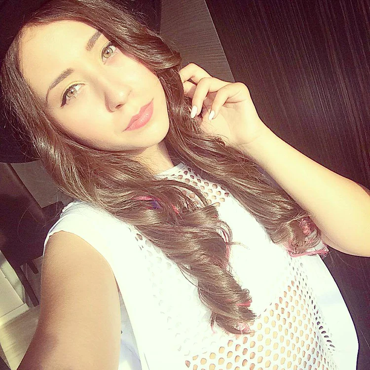 
    Nicole Cherry cântă şi ne încântăFoto: Facebook  