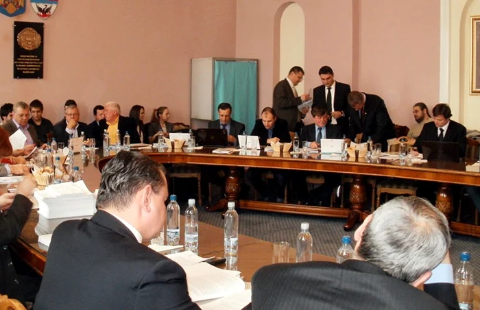 O treime din vechii consilieri sunt şi în noul for Arhivă adevarul.ro