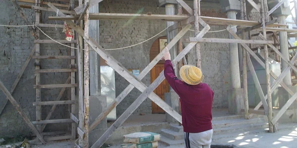 Bărbatul a căzut de pe schela bisericii