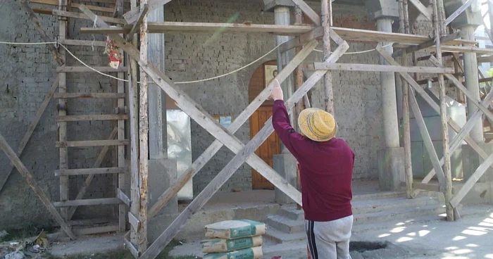 Bărbatul a căzut de pe schela bisericii. FOTO Adevărul