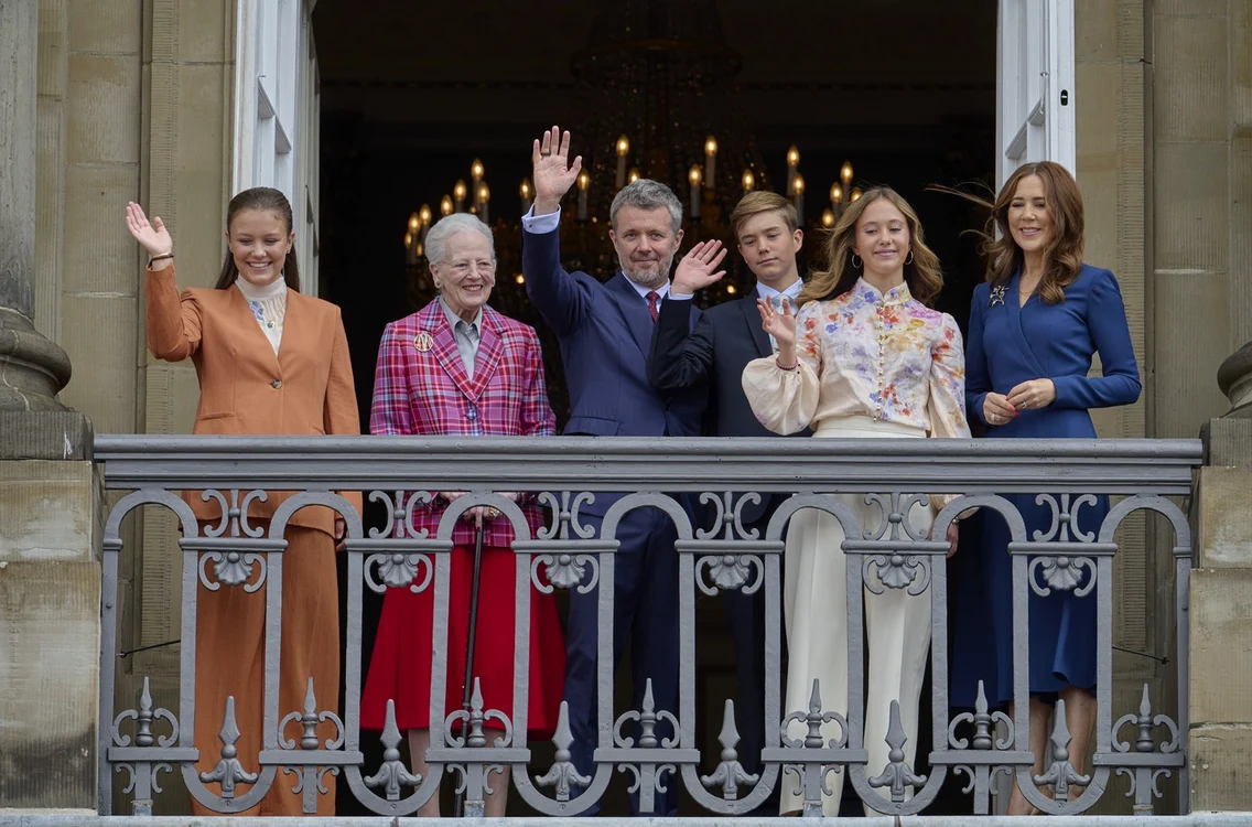 Regele Frederik, Regina Mary, copiii lor și Regina Margrethe Foto Profimedia (2) jpg