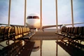 Avion la terminal in aeroport poarta de imbarcare goala Foto Shutterstock jpeg