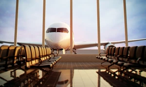 Avion la terminal in aeroport poarta de imbarcare goala Foto Shutterstock jpeg