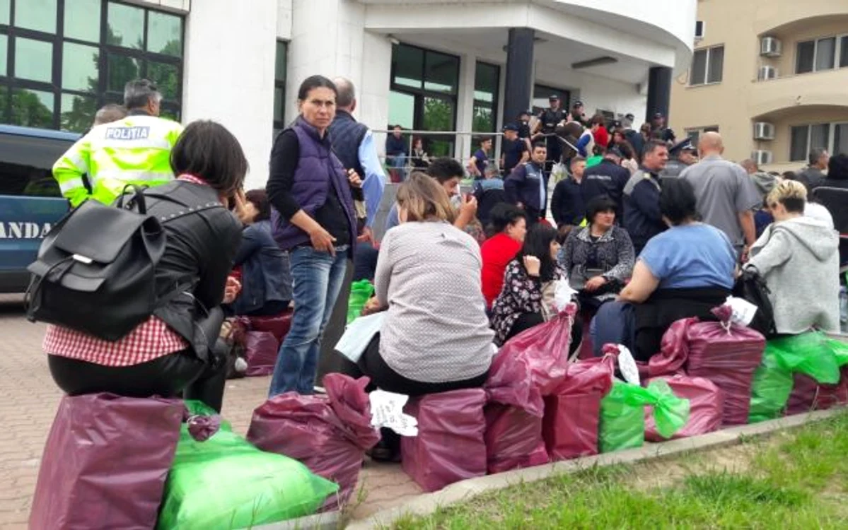 Ore cumplite de aşteptare pentru oamenii din secţii FOTO: Alina Mitran