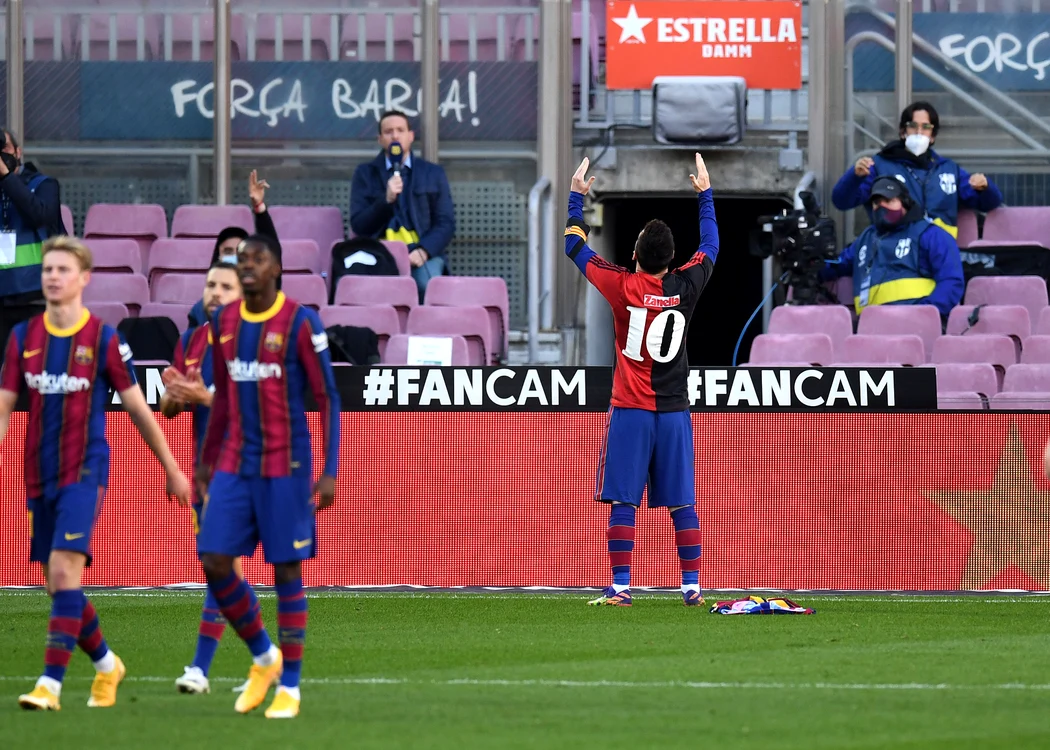 Lionel Messi și-a scos tricoul Barcelonei, rămânând în cel al lui Newell's Old Boys, echipă pentru care a și jucatFoto: Guliver / GettyImages