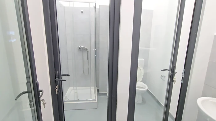 În piața agroalimentară recent renovată din zona Valea Pașcani toaleta este transparentă FOTO BIT24