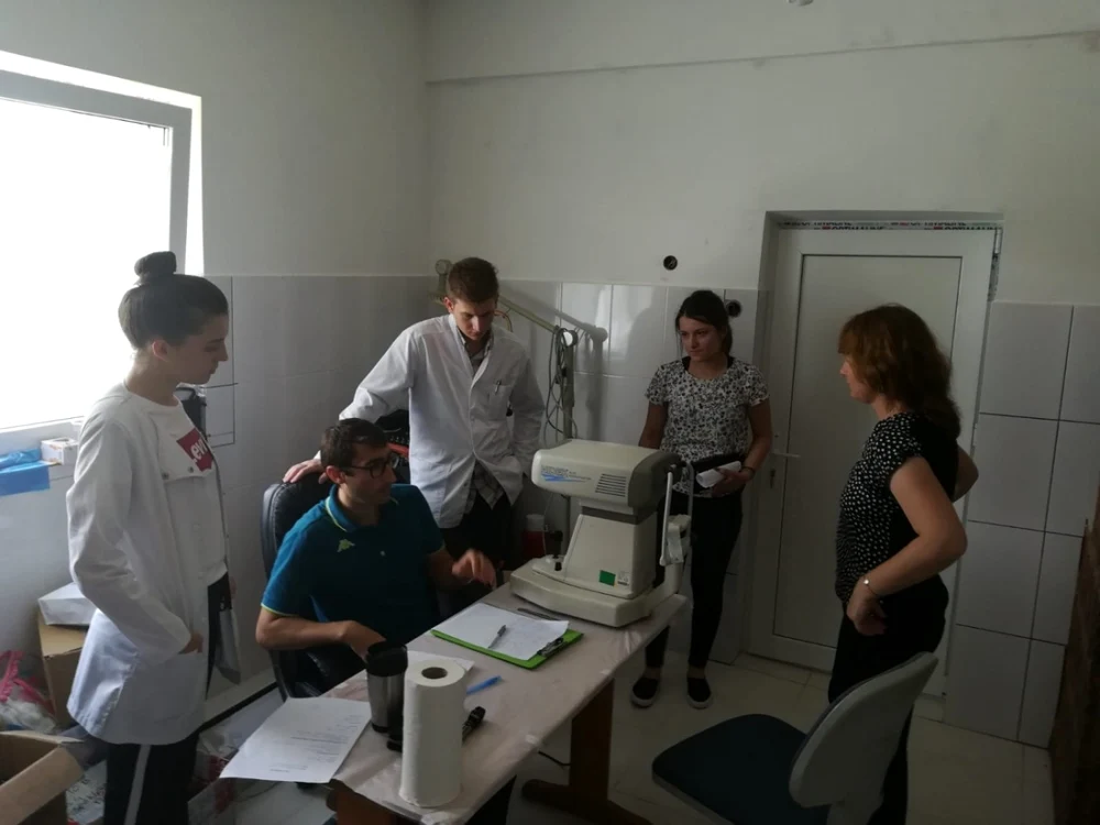 Mai mulţi medici i-au consultat gratuit, vara trecută, pe sătenii din Corbu FOTO: arhiva personală dr. Marius Puenea