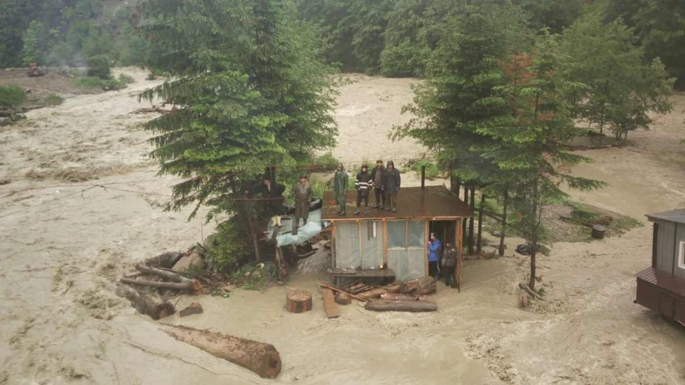 Muncitorii au fost salvaţi după 24 de ore FOTO: ISU Vrancea