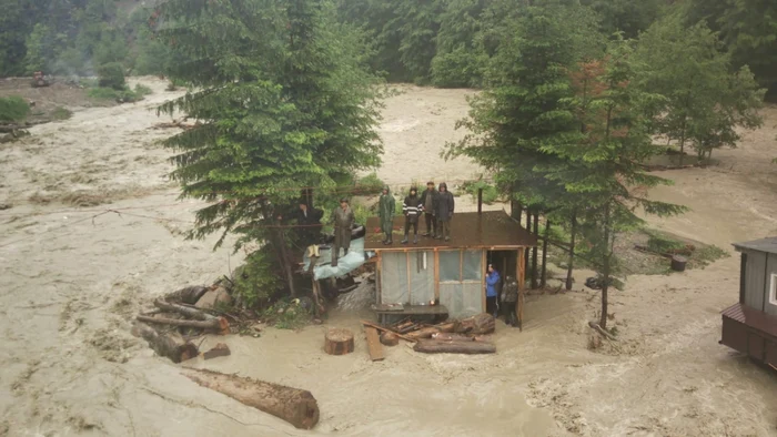 Muncitorii au fost salvaţi după 24 de ore FOTO: ISU Vrancea