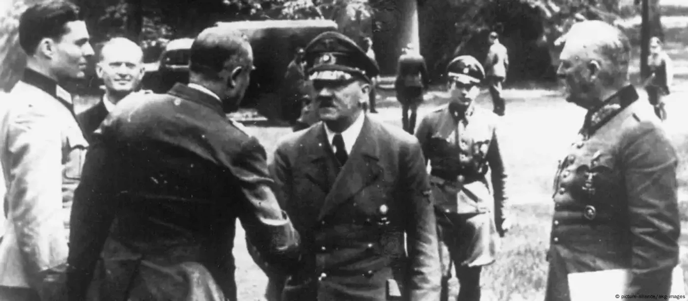 Stauffenberg (stânga) avea acces direct la Hitler. De aceea s-a decis ca el să plaseze bomba