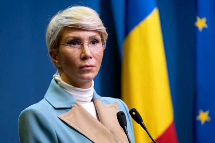 
    Ditamai elicopterul militar american a aterizat forțat în sensul giratoriu de la Charles de GaulleFoto: Facebook/Raluca Turcan  