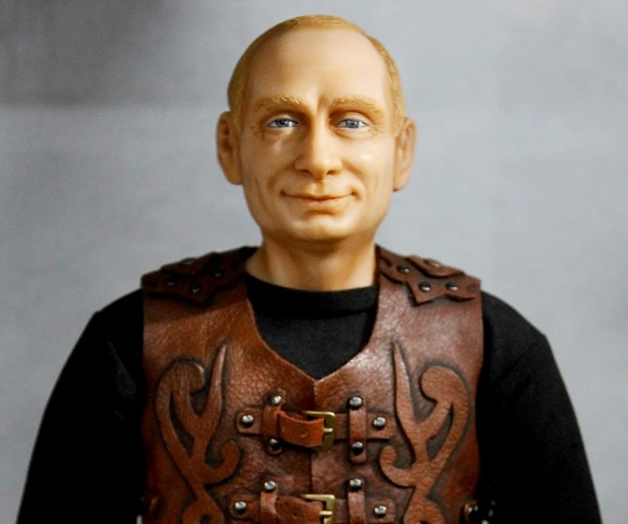 Vladimir Putin are şi o păpuşă care îi seamănă. 