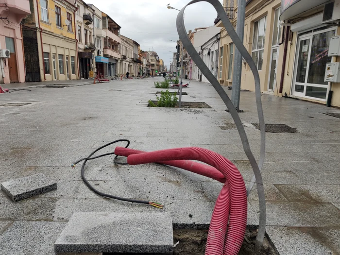 Porțiune din str. Ștefan cel Mare unde lucrările sunt mai avansate dar abandonate FOTO: CG