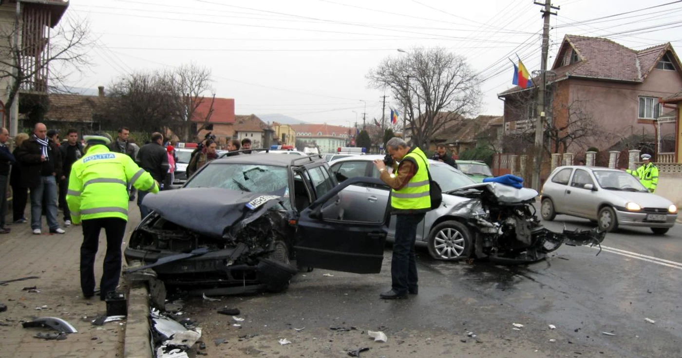 Maşinile au fost distruse parţial în urma accidentului