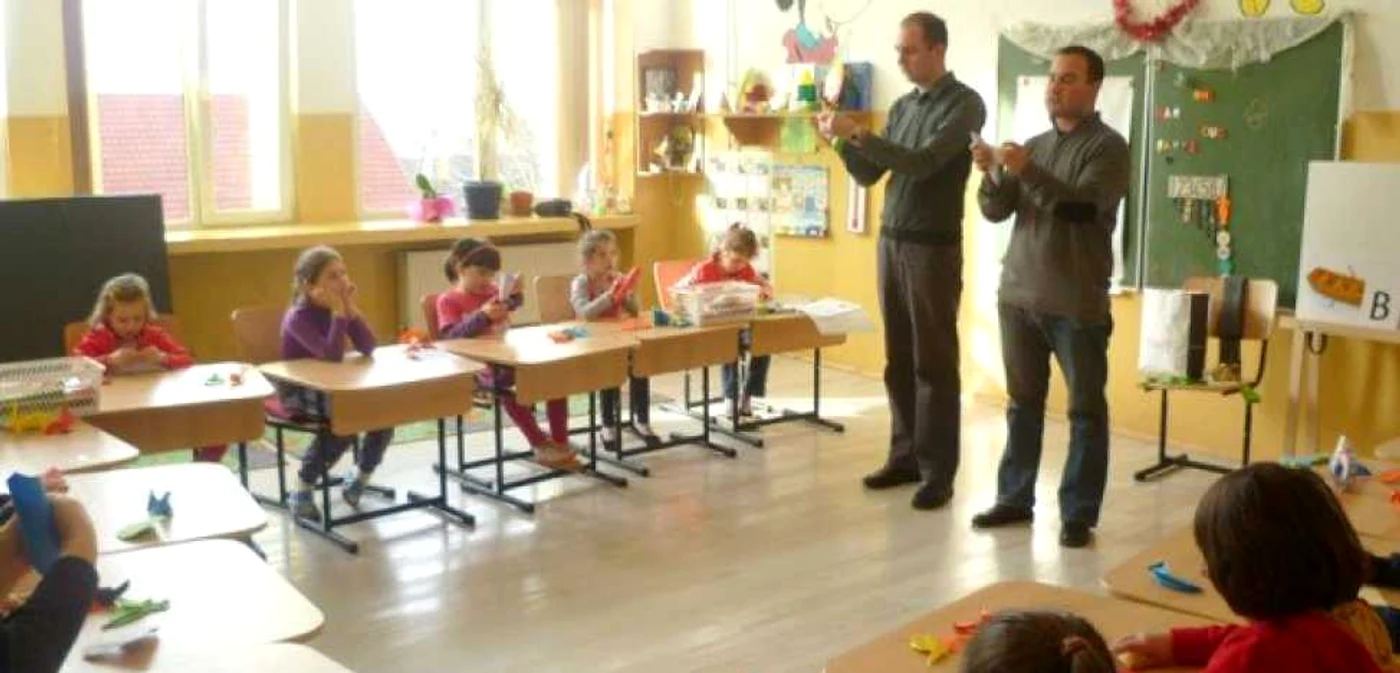 Copiii au fost foarte atenţi la cei doi voluntari FOTO Claudia Untaru