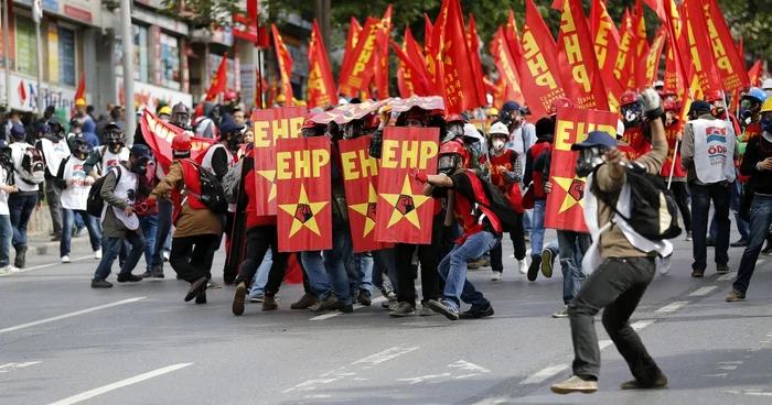 Scutierii au luat cu asalt, cu ajutorul unor vehicule echipate cu tunuri cu apă, manifestanţii. FOTO Reuters