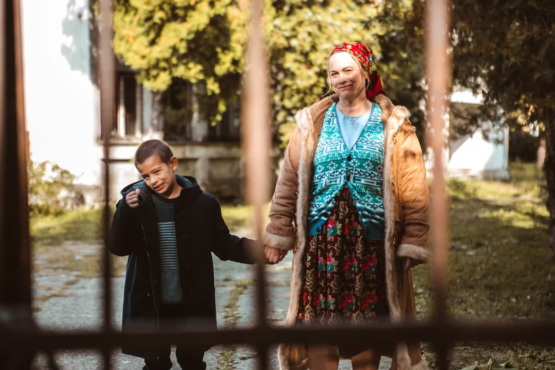 Iosua Barbu în rolul lui Izidor și Sarah Padbury în rolul Mariei Onișa. FOTO: izidorruckel.com
