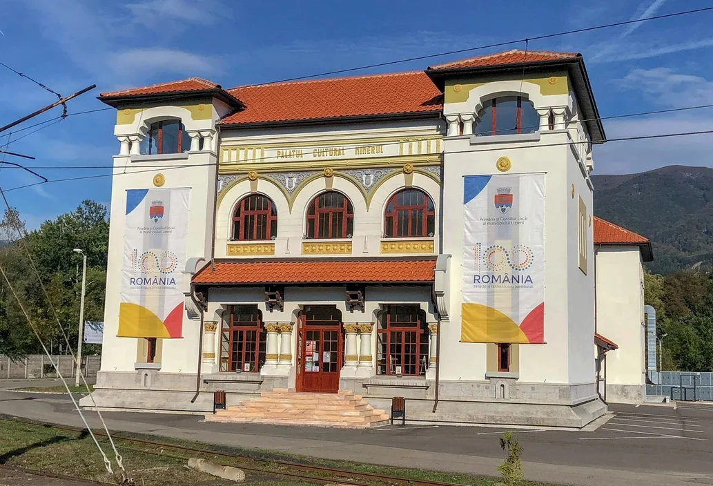 Unul dintre proiecte viza reabilitarea Palatului Cultural din Lupeni FOTO freedomhouse.ro