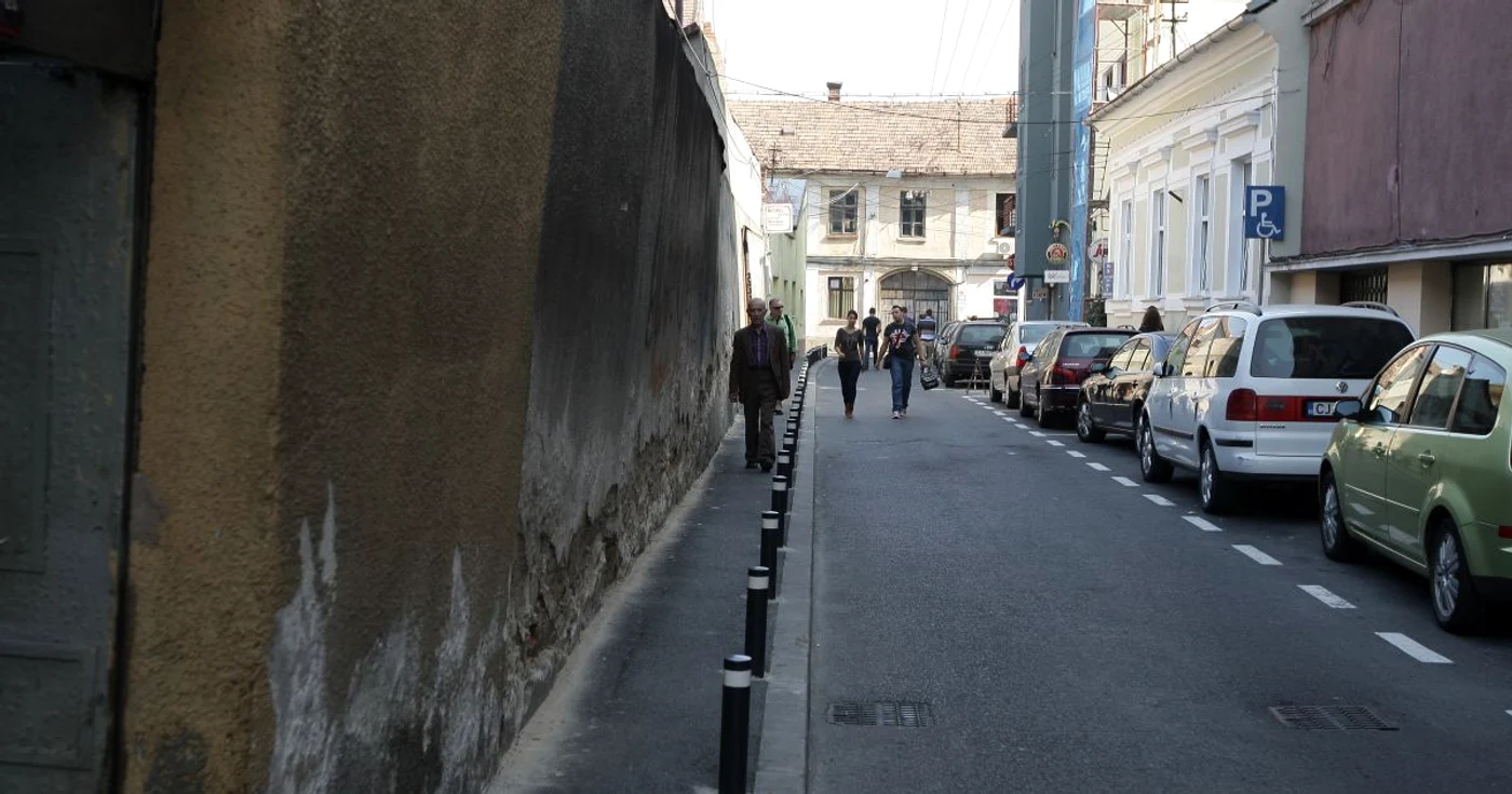Zidul de pe Şt. O. Iosif (stânga) pare că se poate prăbuşi în orice secundă/ Foto: Caius Raţiu