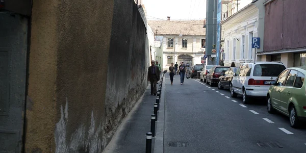 Zidul de pe Şt. O. Iosif (stânga) pare că se poate prăbuşi în orice secundă/ Foto: Caius Raţiu