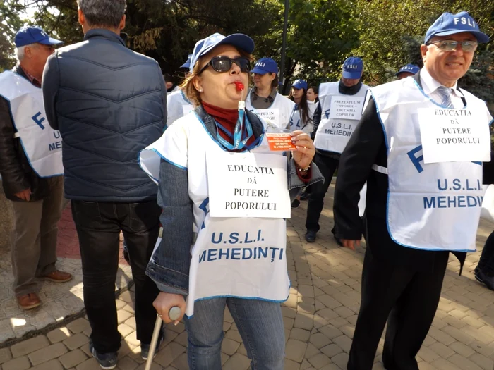 Profesorul cu handicap (foto stânga) care a ţinut să participe la protest FOTO Alexandra Georgescu