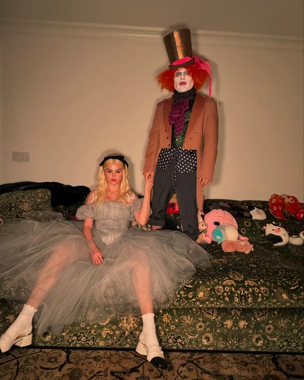 Selena Gomez și Benny Blanco au fost Alice în Țara Minunilor și Pălărierul Nebun, de Halloween 2024
