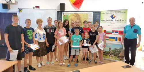 Copiii românilor din Serbia alături de copii români cu Dalia Cârstea și Rade Angelic Foto arhiva Dalia Cârstea jpeg