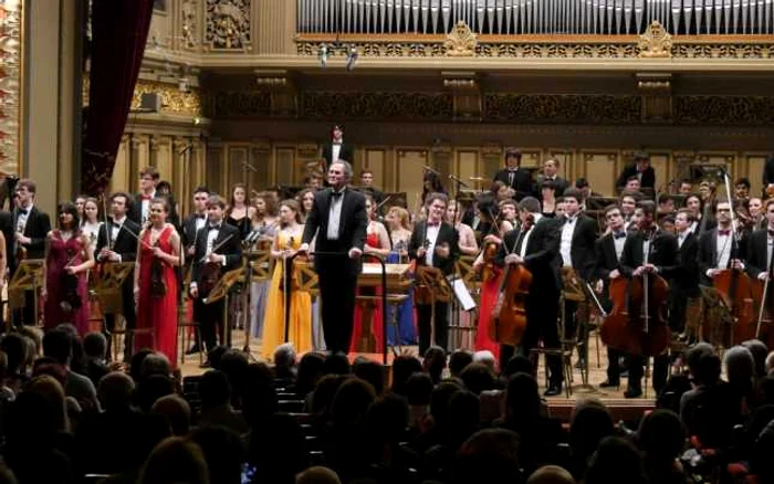 Maestrul Cristian Mandeal şi Orchestra de Tineret România-Moldova. Foto Virgil Oprina