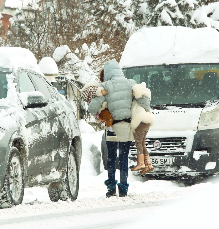 Raluca se teme ca fiicele ei, Maria și Rosa, să nu răcească, astfel că le îmbracă gros și nu le lasă în zăpadă