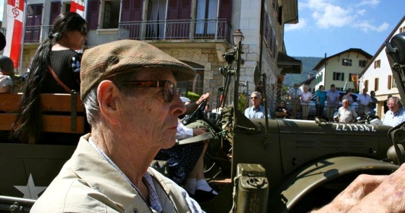 Majestatea Sa Regele Mihai conduce un Jeep din perioada războiului