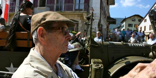 Majestatea Sa Regele Mihai conduce un Jeep din perioada războiului