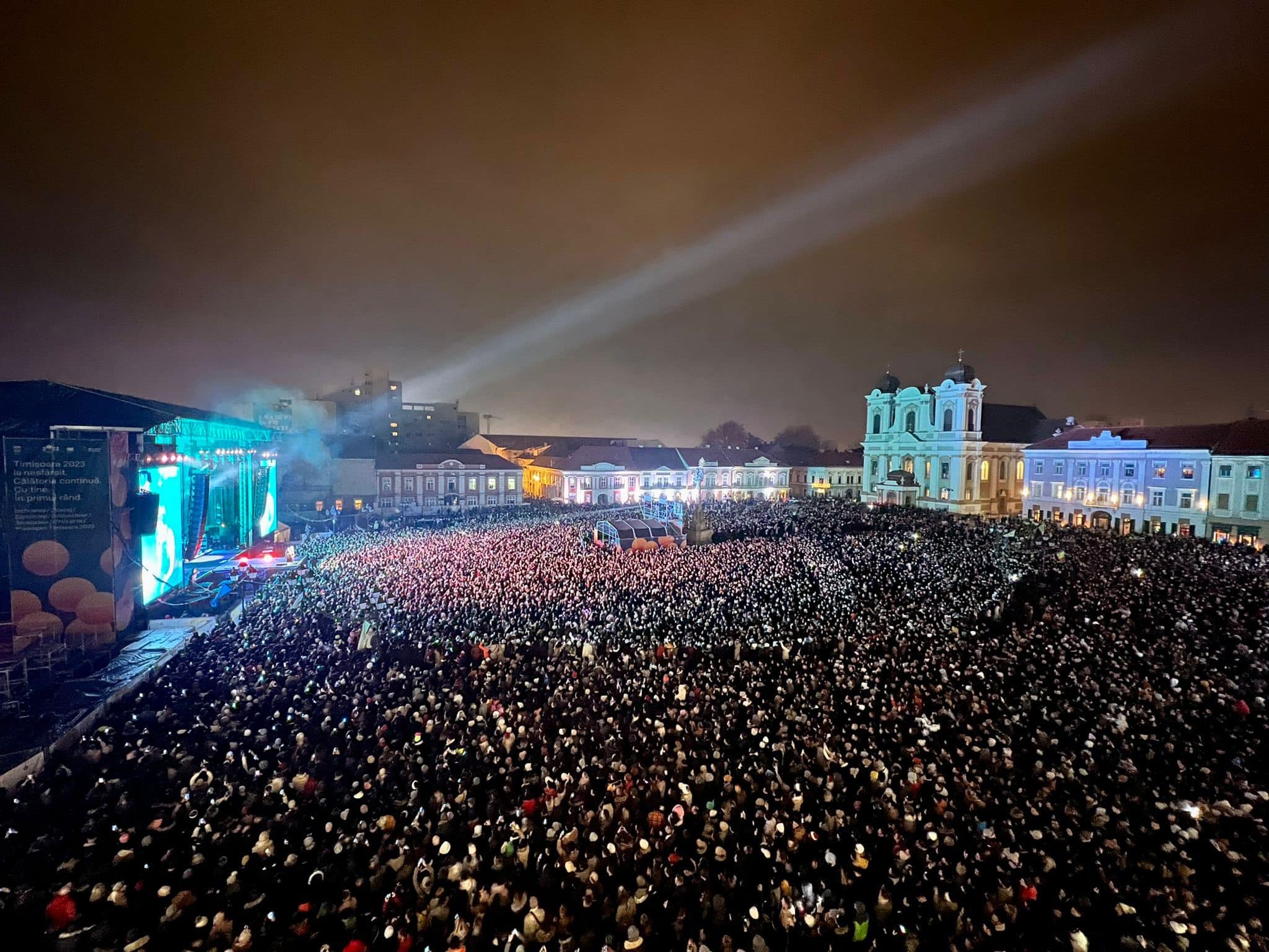 Concertul istoric al lui Jessie J atrage peste 20.000 de spectatori. Poliția blochează accesul în Piața Unirii. Vezi VIDEO! Concertul istoric al lui Jessie J atrage peste 20.000 de spectatori. Poliția blochează accesul în Piața Unirii. Vezi VIDEO!
