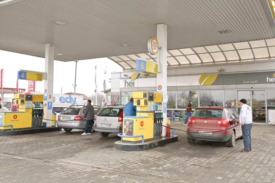 
    Potrivit specialiştilor, cursul de schimb a dus la o creştere de aproximativ 5 lei la un plin de benzină  