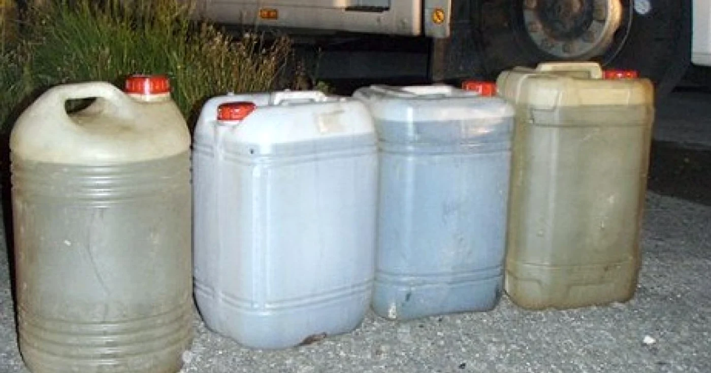 Tinerii şi-au umplut cinci bidoane cu motorină