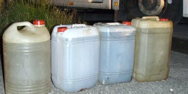 Tinerii şi-au umplut cinci bidoane cu motorină 