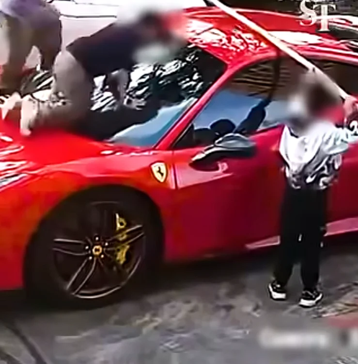 Un grup de copii vandalizează un Ferrari/sursă foto: captură ecran