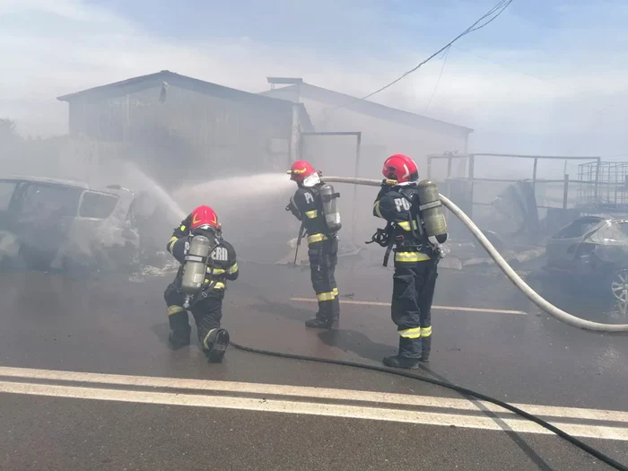 Sașe mașini au ars în totalitate. FOTO ISU Brăila
