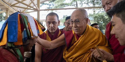 foto dalai lama png