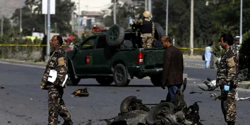 Oficiali investigheza locul unui atac sinucigas cu bombă în Kabul Afganistan FOTO Reuters