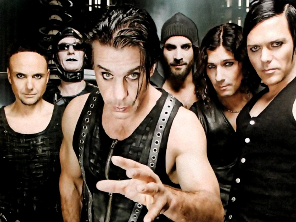 Băieţii de la Rammstein nu sunt nici pe departe atât de duri cum lasă să se vadă în concerte