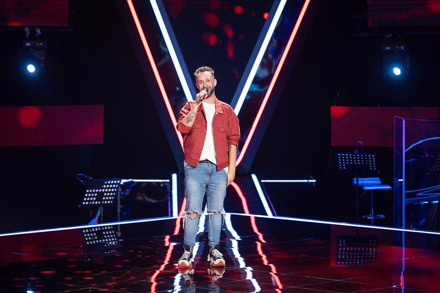 Povestea tânărului din Mioveni care a impresionat la „Vocea României”. În copilărie a cântat cu Al Bano VIDEO