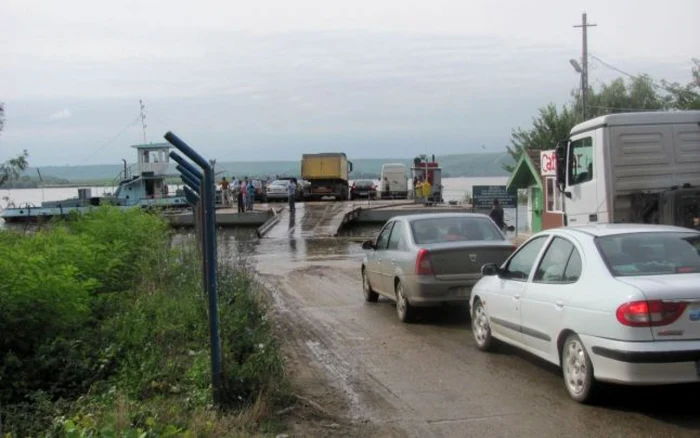 Bărbatul a fost luat la întrebări de poliţişti după ce a coborât de pe bac FOTO Adevărul