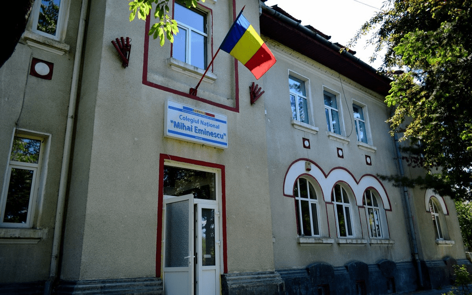 Eleve rănite într-un liceu din Petroșani. Un televizor s-a prăbușit peste adolescentele de 16 ani