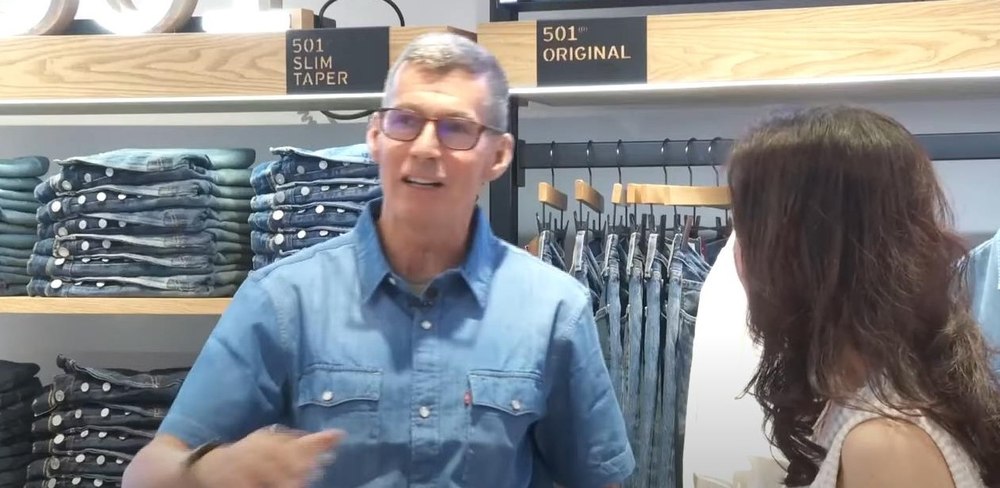 Metoda bizară folosită de directorul general al Levi's pentru a-și menține blugii curați: „Mă bag la duș, mă ud și îi spăl așa”
