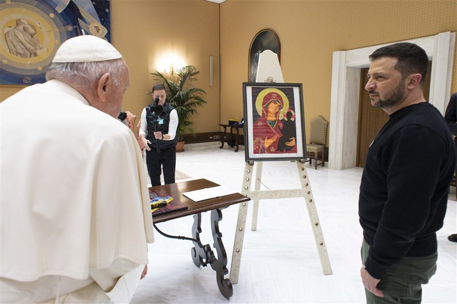 Zelenski s-a întâlnit cu Papa Francisc. Ce cadou i-a făcut