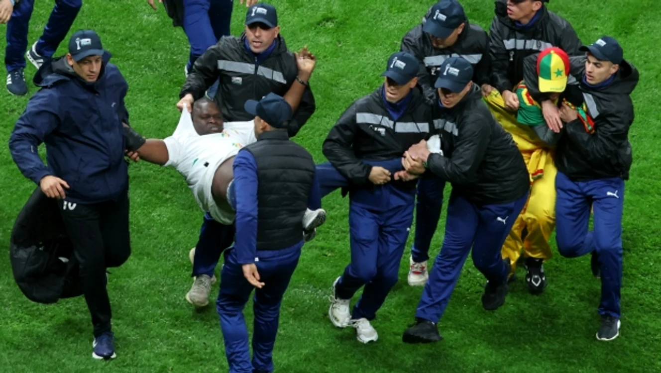 Fanii senegalezi scoși din stadion FOTO AP