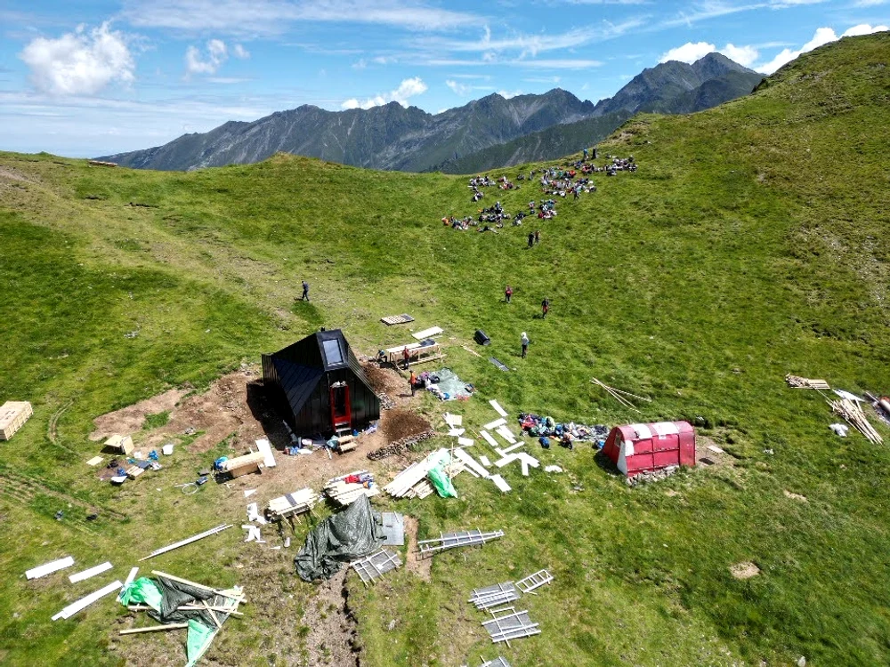 Imagini de la noul refugiu Scara din Munții Făgăraș din timpul lucrărilor de construcție Foto Lucian
