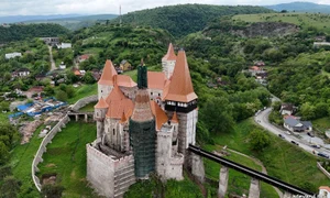 Statuia Cavalerului reamplasată pe Castelul Corvinilor  Foto Daniel Guță ADEVĂRUL (23) JPG