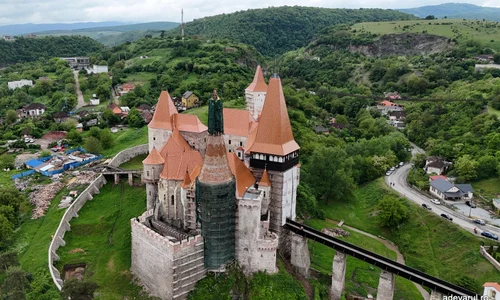 Statuia Cavalerului reamplasată pe Castelul Corvinilor Foto Daniel Guță ADEVĂRUL (23) JPG