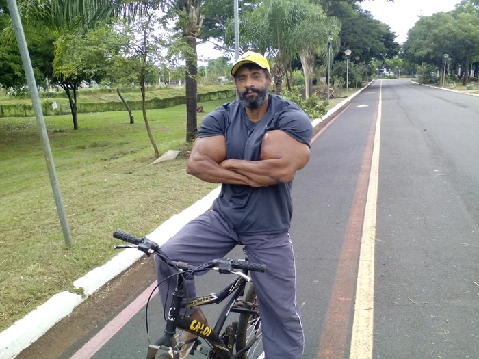 El este inspirat de Arnold Schwarzenegger şi Hulk şi este foarte mândru că oamenii îl poreclesc "monstrul"